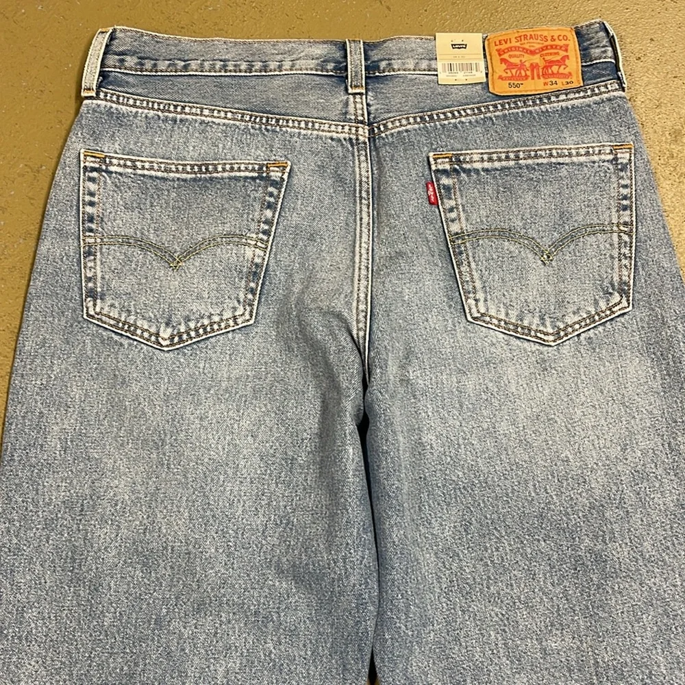 Levi’s 550 RELAXED Light Wash Distressed Jeans NWT 34/30